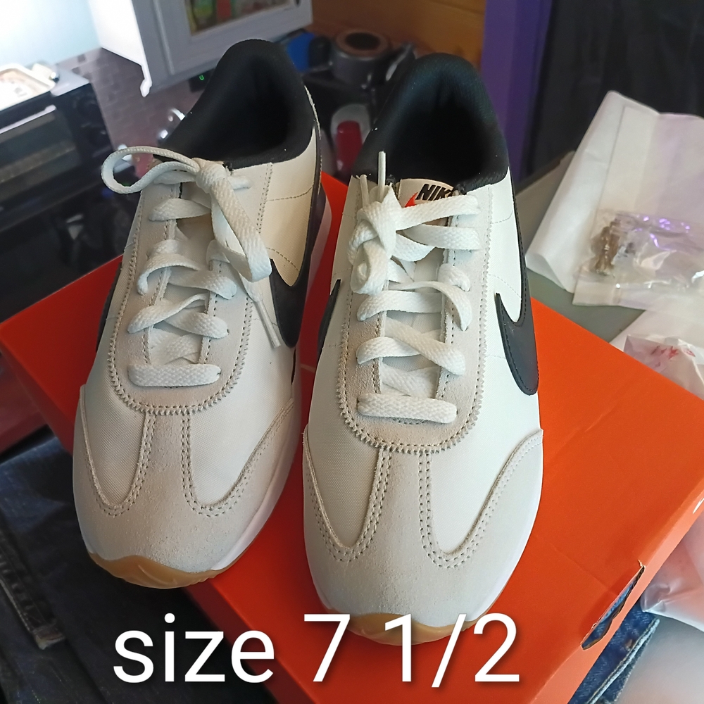 Nike White and Black Women's Sneakers